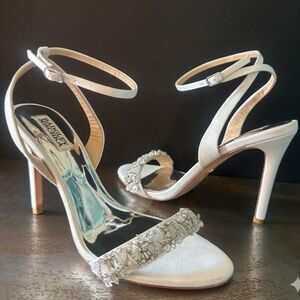 Badgley Mischka Stiletto Sandals 9 Crystal Rhinestone Bridal Wedding Cream Taryn